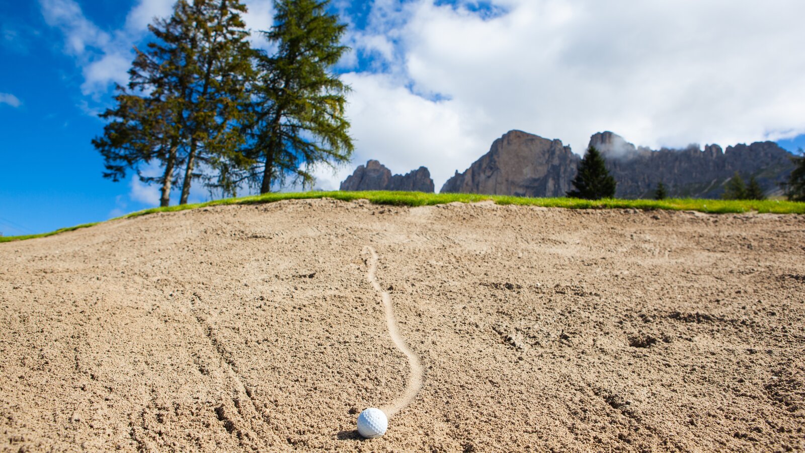 Carezza golf course with view of Rosengarten mountain | © Golf and country