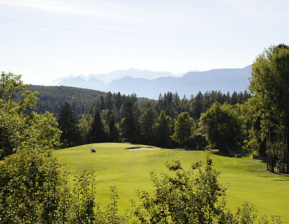 Golf course in Petersberg with a view of the surrounding mountains | © Golfclub Petersberg