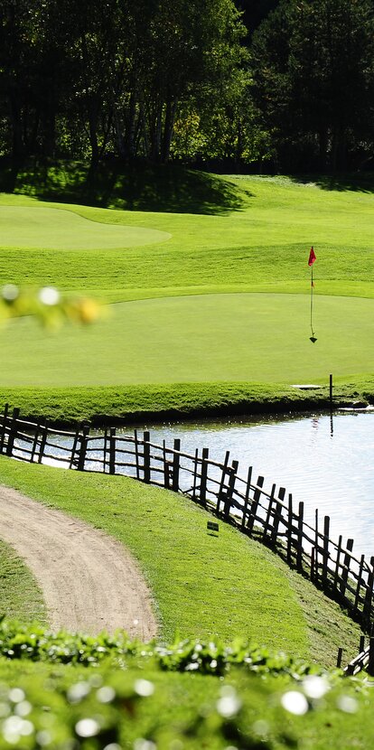 Campo da golf di Monte San Pietro con laghetto | © Golfclub Petersberg