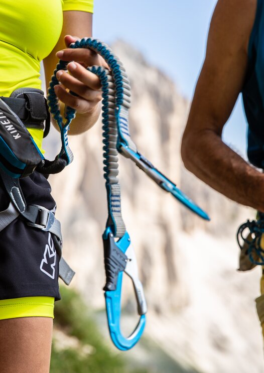 Climbing harness, via ferrata set, view Rosengarten | © Eggental Tourismus/StorytellerLabs