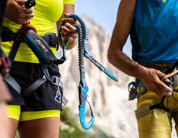 Imbracatura da arrampicata, set da via ferrata, vista Catinaccio | © Eggental Tourismus/StorytellerLabs