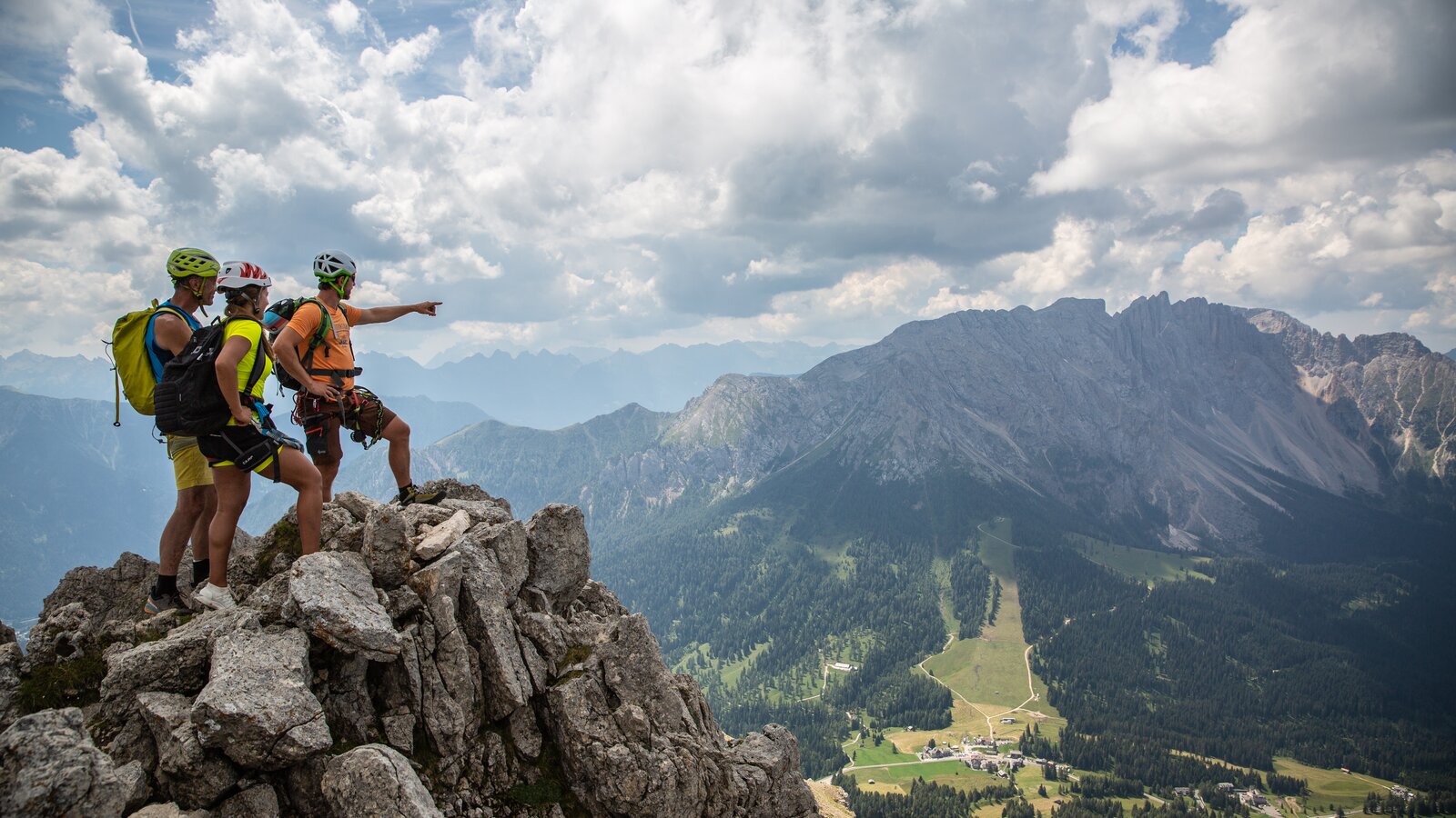 Klettersteig mit Blick auf Latemar | © Eggental Tourismus/StorytellerLabs