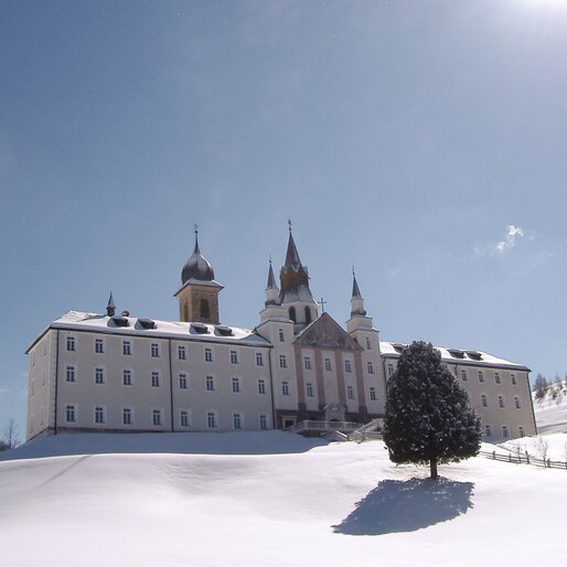 Snow-covered pilgrimage site Weissenstein sunshine | © Eggental Tourismus/Othmar Seehauser