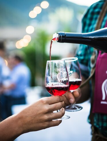 Versare vino rosso nei bicchieri | © StorytellerLabs