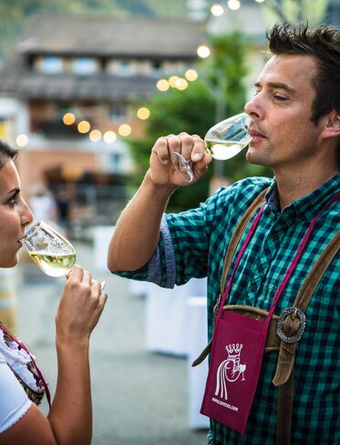 Couple tasting white wine | © StorytellerLabs