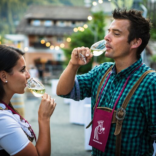 Paar verkostet Weißwein | © StorytellerLabs