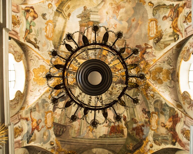 Affreschi a soffitto Lampadario Chiesa | © Eggental Tourismus/StorytellerLabs