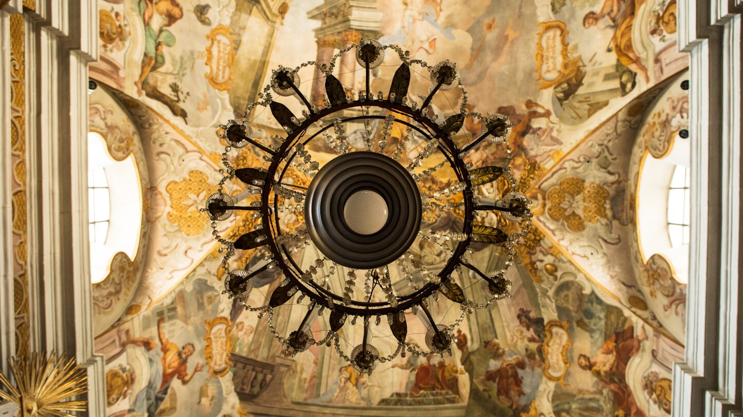 Decke Fresken Kronleuchter Kirche | © Eggental Tourismus/StorytellerLabs