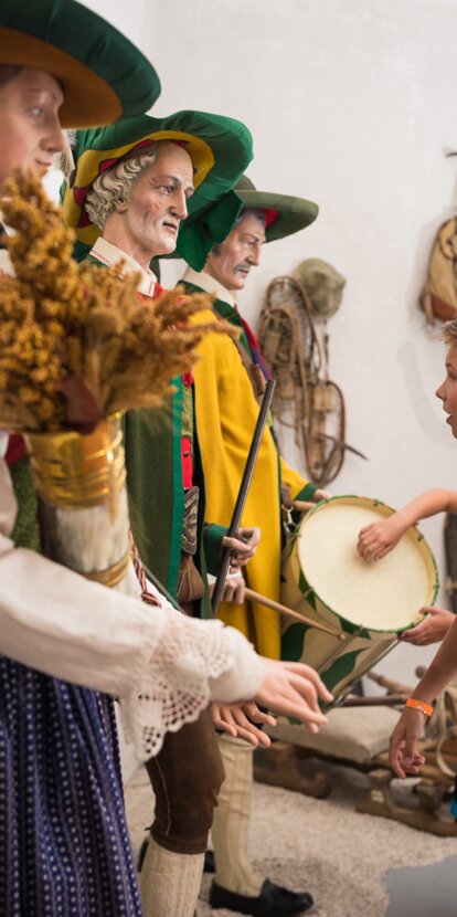 Museo di Collepietra bambini costumi tradizionali | © TV Steinegg/Alfred Tschager