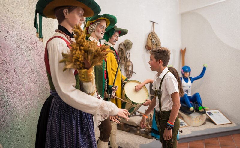 Museo di Collepietra bambini costumi tradizionali | © TV Steinegg/Alfred Tschager