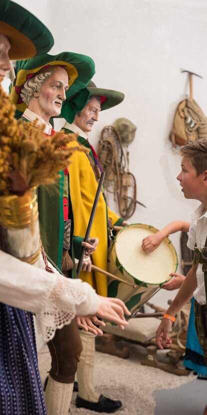 Kinder Museum Steinegg traditionelle Trachten | © TV Steinegg/Alfred Tschager