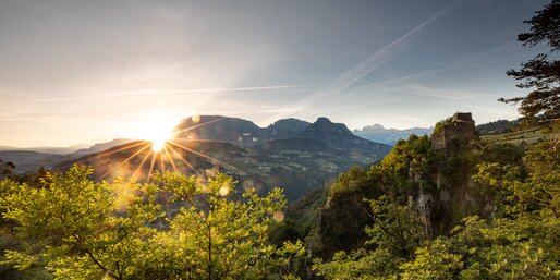 Sunrise, Steinegg Castle Ruins, View Rosengarten | © TV Steinegg/Alfred Tschager