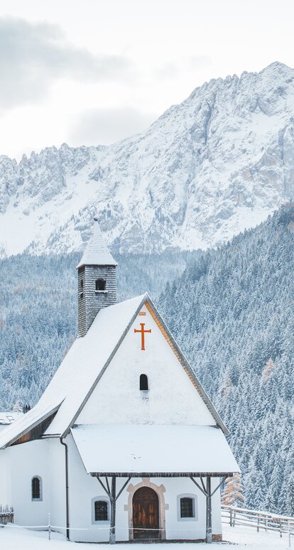 Chiesetta San Sebastiano Latemar innevato | © StorytellerLabs