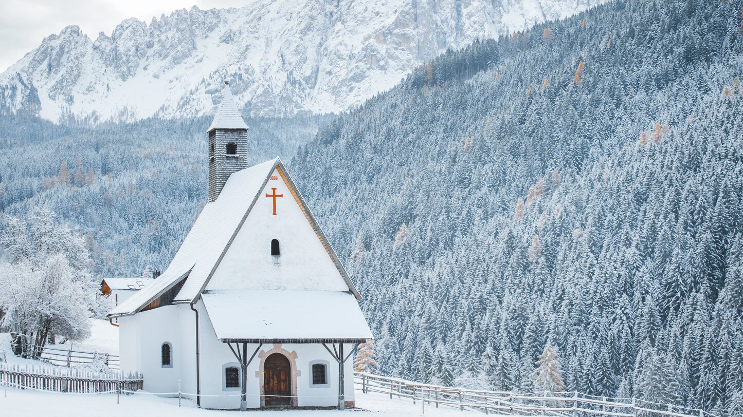 Chappel of saint Sebastian snowy Latemar | © StorytellerLabs
