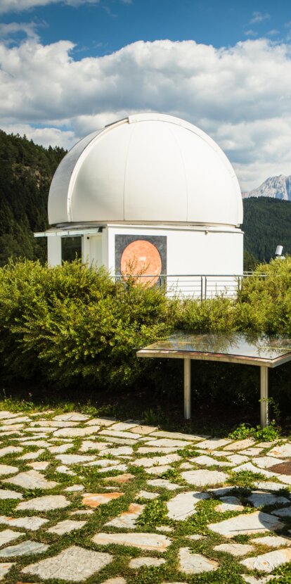 Escursionisti, osservatorio stellare e solare, vista Latemar | © Eggental Tourismus/StorytellerLabs