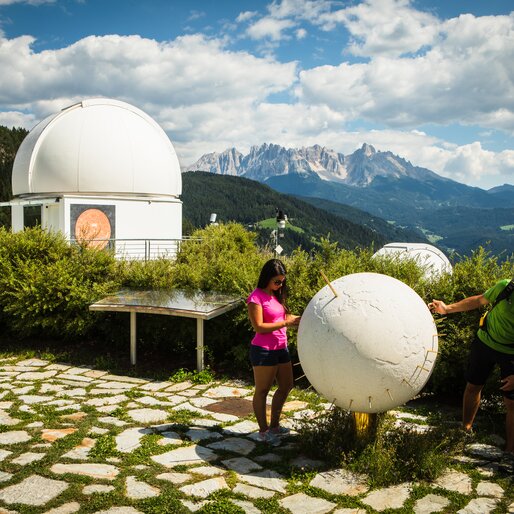 Escursionisti, osservatorio stellare e solare, vista Latemar | © Eggental Tourismus/StorytellerLabs