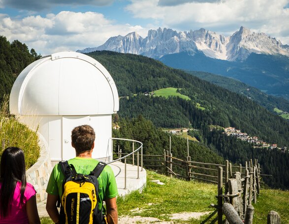 Escursionisti, Osservatorio, Vista Latemar e San Valentino in Campo | © Eggental Tourimus/StorytellerLabs