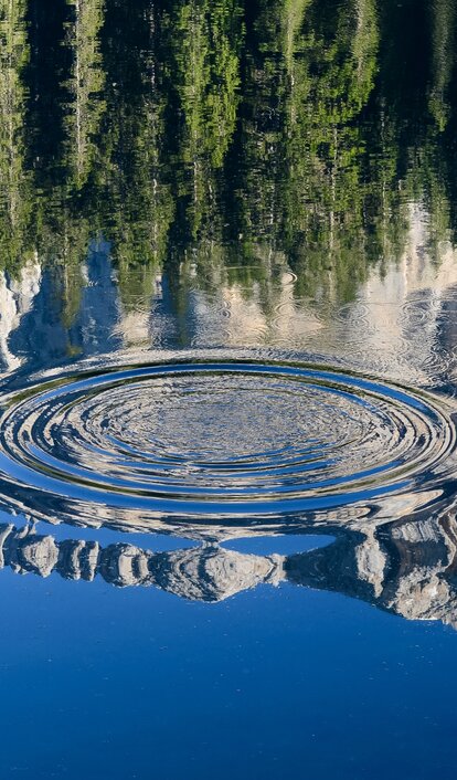 Reflection Latemar in Lake Carezza | © Eggental Tourismus/Valentin Pardeller