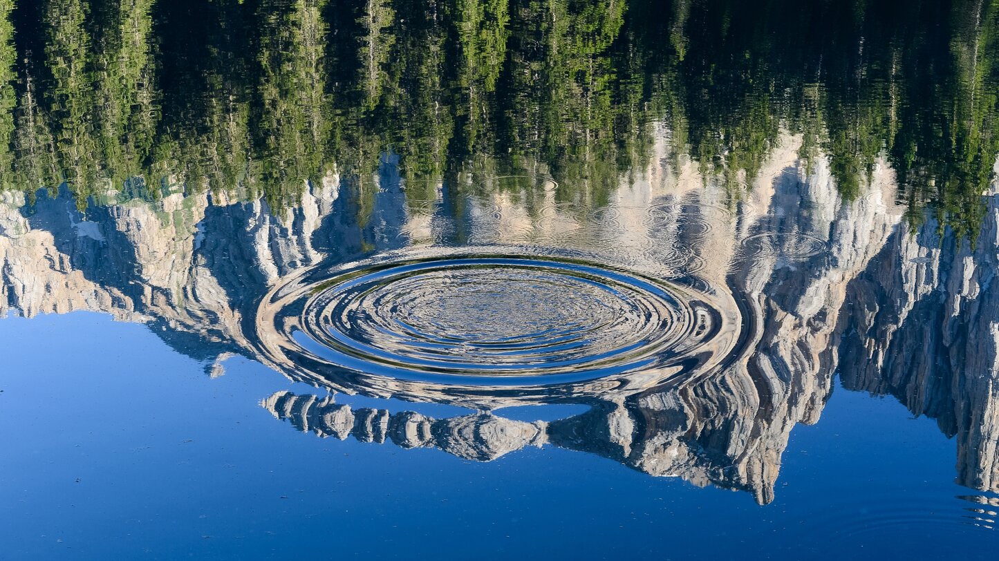 Reflection Latemar in Lake Carezza | © Eggental Tourismus/Valentin Pardeller