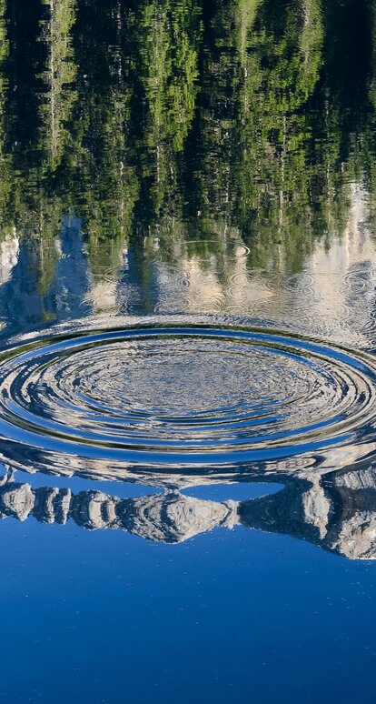 Reflection Latemar in Lake Carezza | © Eggental Tourismus/Valentin Pardeller