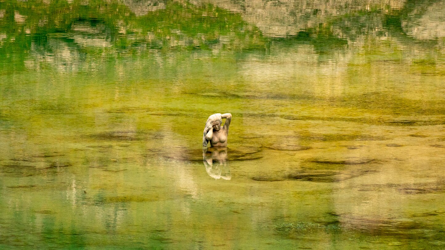 Mermaid of the Lake Carezza green/yellow water | © Maria Gufler