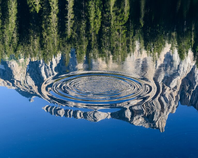 Reflection Latemar in Lake Carezza | © Eggental Tourismus/Valentin Pardeller