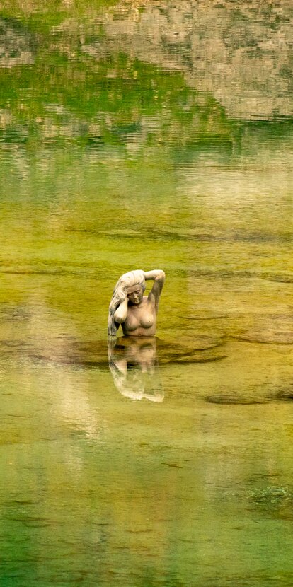 Nixe vom Karer See grün/gelbes Wasser | © Maria Gufler