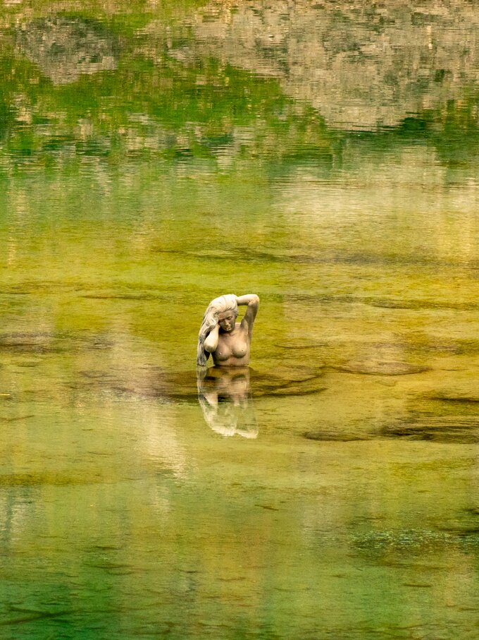 Nixe vom Karer See grün/gelbes Wasser | © Maria Gufler