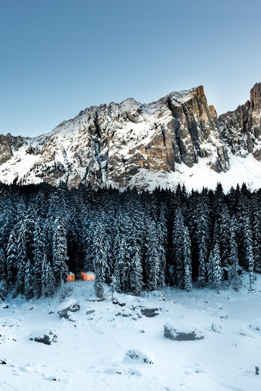 Latemar Lago di Carezza paesaggio invernale capanne di legno illuminati  | © Armin Mair (Indio)