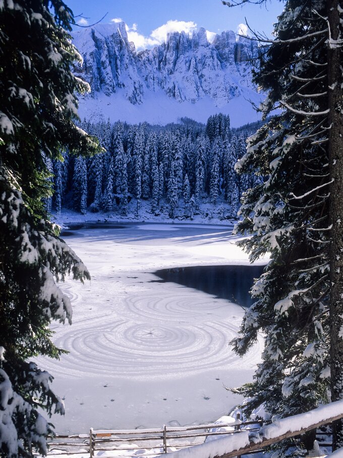 Tracks on Ice Lake Carezza Winter Latemar | © Valentin Pardeller
