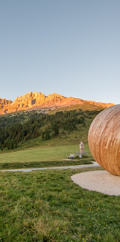Latemarium rosso di sera Installazione Eye to the Dolomites | © Obereggen Latemar AG/Günther Pichler