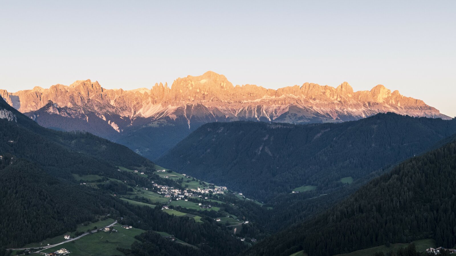 View of Tiers and Rosengarten in alpenglow | © IDM Südtirol/Alex Moling