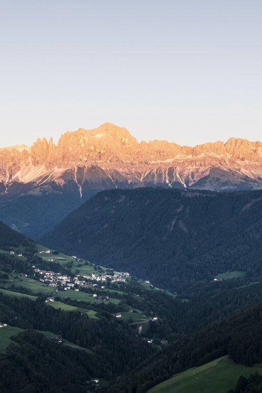 Blick auf Tiers und Rosengarten im Alpenglühen | © IDM Südtirol/Alex Moling