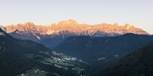 View of Tiers and Rosengarten in alpenglow | © IDM Südtirol/Alex Moling