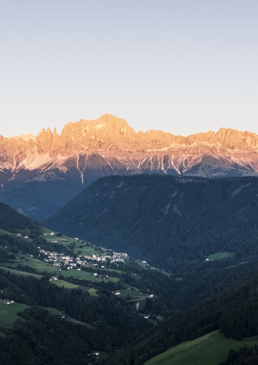 View of Tiers and Rosengarten in alpenglow | © IDM Südtirol/Alex Moling