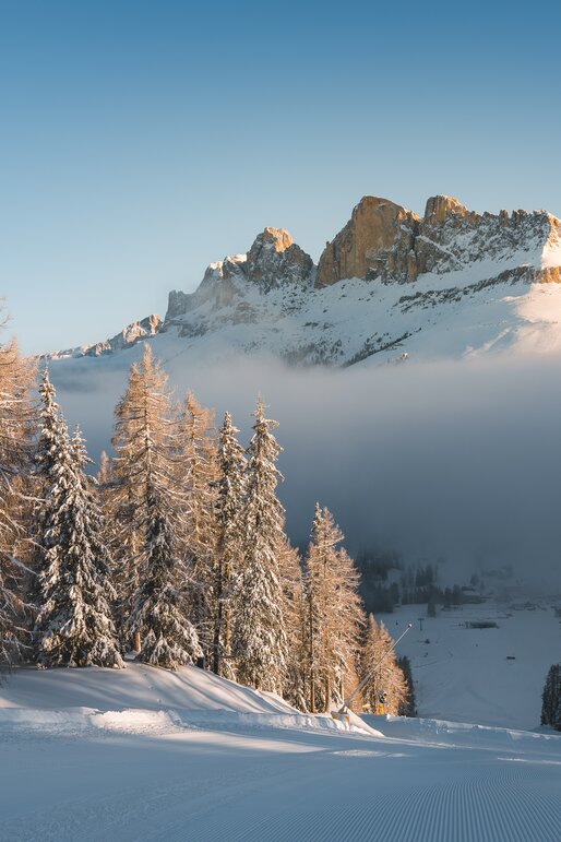 Sea of fogs and the Rosengarten mountain in winter | © StorytellerLabs