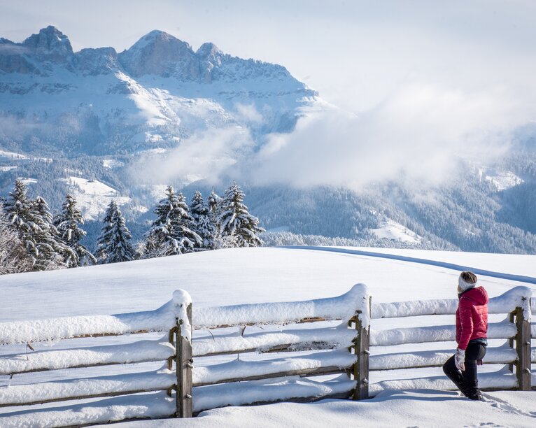 Winterhiking in Deutschnofen with view to Rosengarten and Latemar mountain | © Alexandra Näckler