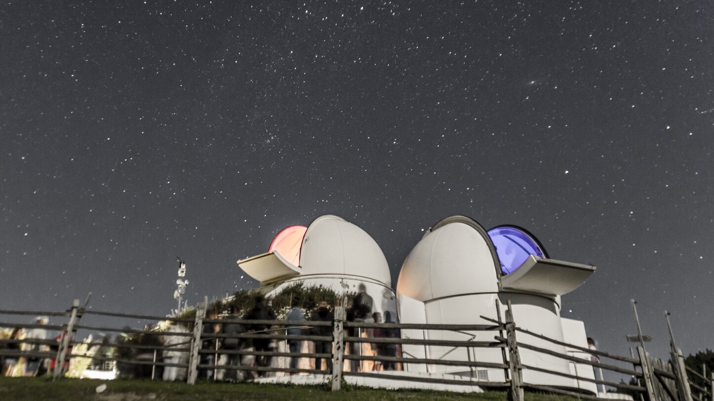 Sternwarte und Sonnenobservatorium bei Nacht | © David Gruber