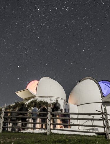 Sternwarte und Sonnenobservatorium bei Nacht | © David Gruber