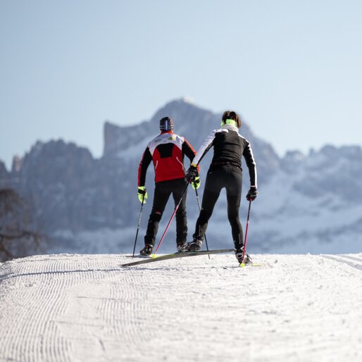 Two cross-country skiers perfectly groomed piste Deutschnofen with view of Rosengarten | © Eggental Tourismus/Günther Pichler