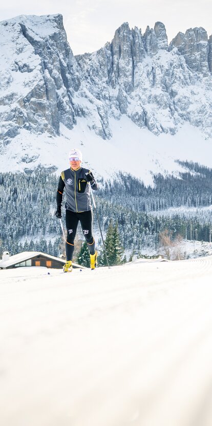 Cross-country skier at the foot of the Latemar | © Carezza Dolomites/StorytellerLabs