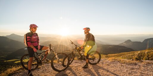 Mountainbiker Sonnenuntergang Blick Alpen | © Eggental Tourismus/Harald Wisthaler