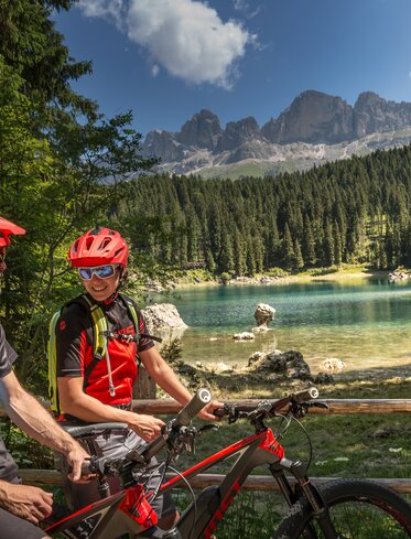 Mountainbiker mit Blick auf Karer See und Rosengarten | © Jens Staudt