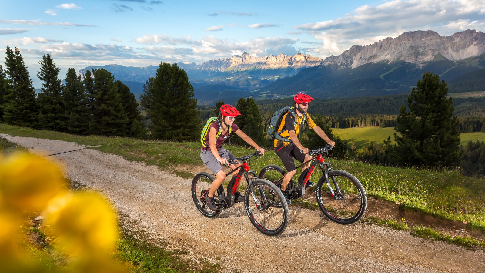 Gli appassionati di mountain bike con vista sul Catinaccio e sul Latemar  | © Jens Staudt