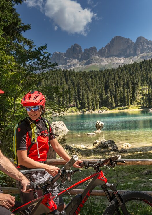Mountain bikers with a view of Lake Carezza and Rosengarten | © Jens Staudt