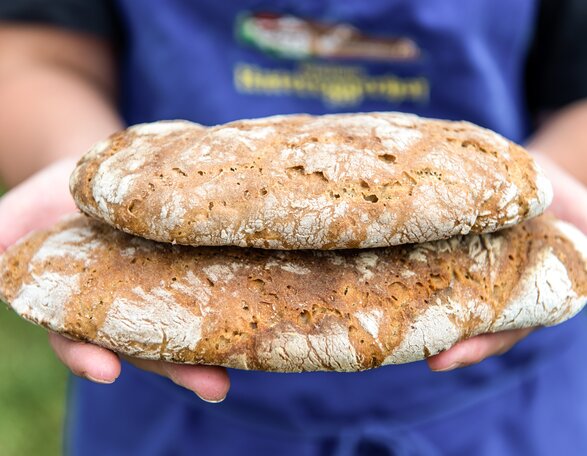 Selbst gebackenes Brot | © Helmuth Rier Zwei selbst gebackene Brote | © Helmuth Rier