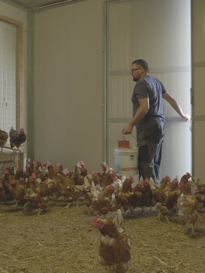 Farmer Thomas Resch and his chickens | © Sonnleitn Dolomiten Residence