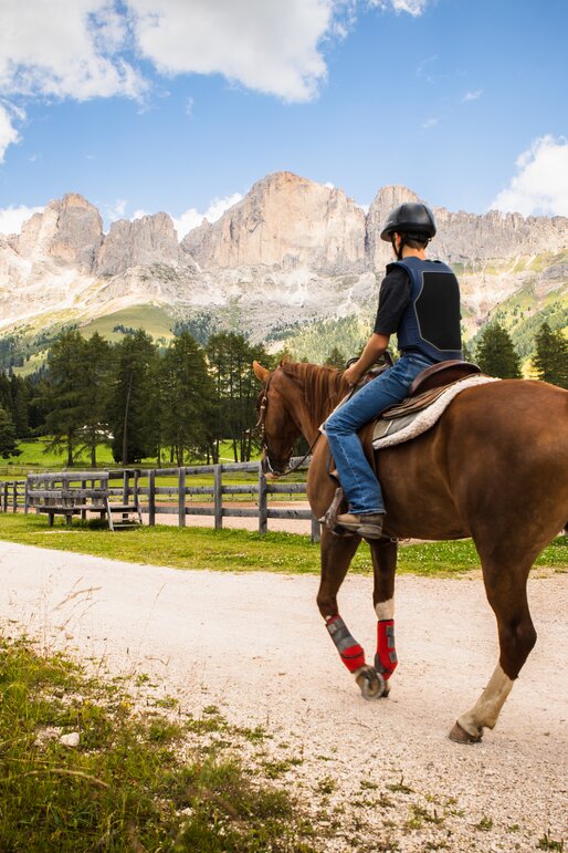 Bambino a cavallo Vista sul Catinaccio | © Eggental Tourismus/StorytellerLabs