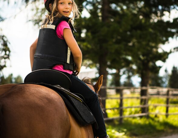 Mädchen auf Pferd | © Eggental Tourismus/StorytellerLabs