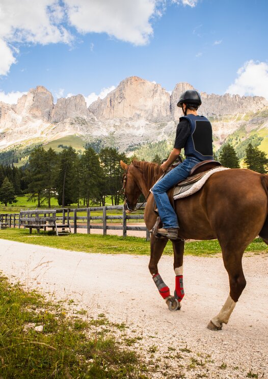 Kind Pferd Reiten Aussicht auf Rosengarten | © Eggental Tourismus/StorytellerLabs